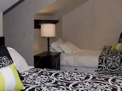 Sunny 3 Bedroom Ski In/ Ski Out to Toll House. Hotels near Mt Mansfield