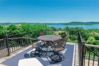 Large Home, Lake Views, Grill, Pool Table, Hot Tub Hotels in Hudson Bend