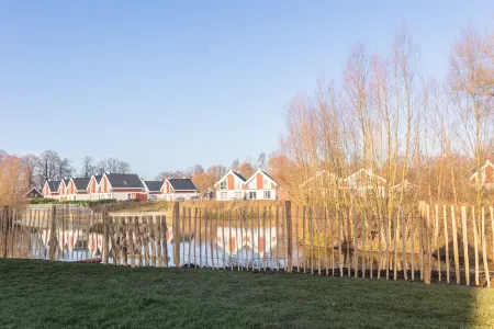 Newly built vacation home with many highlights (sauna, fireplace and first lake location)