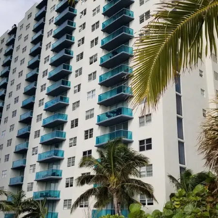 Beautiful OCEAN-VIEW apartment, right ON THE BEACH Отели в г. Халландейл Бич