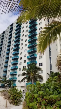 Beautiful OCEAN-VIEW apartment, right ON THE BEACH