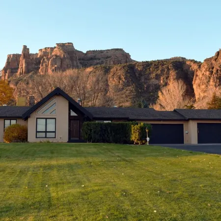 Views+, Spacious Home, Hot Tub, Ski/Hike/Golf, base of the CO Nat'l Monument!