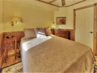 Beautifully Restored House of Pleasure on Main St above Ponderosa Wine Bar Hotels in Hamilton