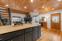 Story Book Cabin with Mountain Views, Game Cave, Hot Tub and Close to Downtown