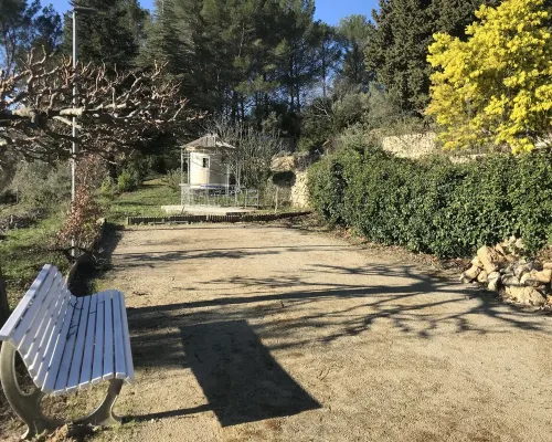 Charming country house in the Provencal countryside among vineyards and olive trees Hotéis em Cotignac