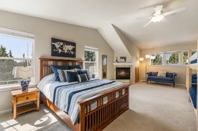 Sleeps 18! Highly Reviewed, Price Slashed for September and October 2025! 투말로 주립공원 주변 호텔