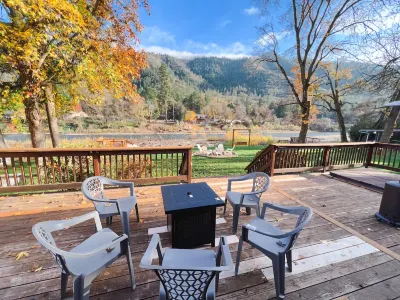 Riverfront House with hot tub, game room and more! 티로미크 팔스 주변 호텔