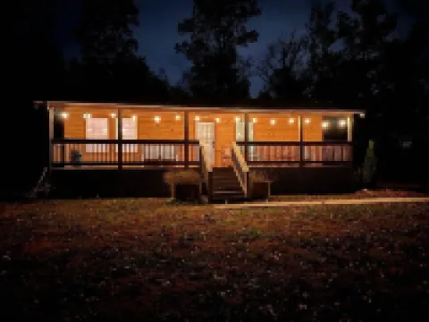 The Overlook Cabin: Breath-taking Views & King Bed Hotels in Sequatchie County