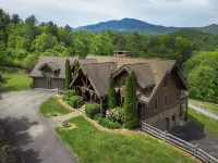 Mtn Sunsets Lodge, Hot Tub, Mtn Views, Fireplaces, River Access, WiFi, Private!