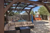 We have A/C! Relax in the hot tub! modern design, family and pet friendly! Hotels in Salida