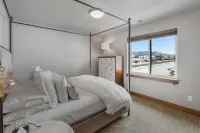 Luxury Accommodations on the Park  with Big Mountain Views