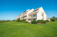 "Isle Be Unwinding" - gorgeous, spacious, and easy walk to the beach! Sleeps 8!