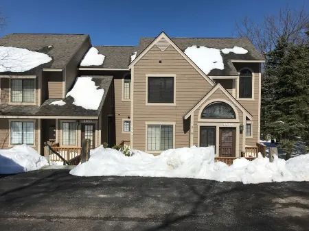 Cozy Spring Condo - Great View of Hidden Valley Resort -Bike-Hike-Golf