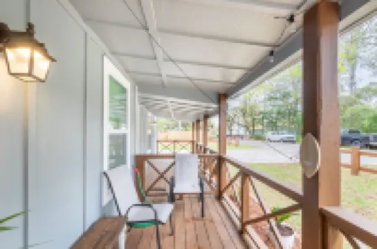 Cozy Duplex Retreat - Beaches, Hospital, Dining