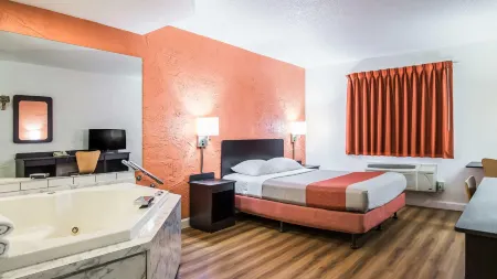 Motel 6 Naperville, IL Отели рядом с достопримечательностью «Нейпер Сетлемент»