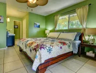 Large comfy house big enough for 2 families next to ocean on Kaloli point