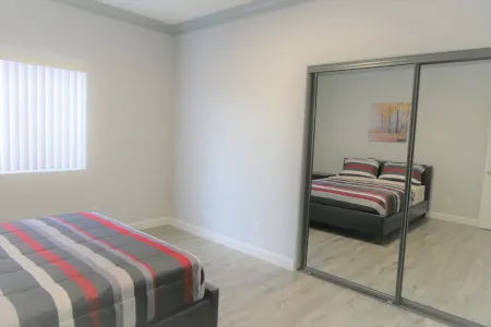 Spacious Home* 7 minutes to Disneyland Отели рядом с достопримечательностью «Университет Стантон»