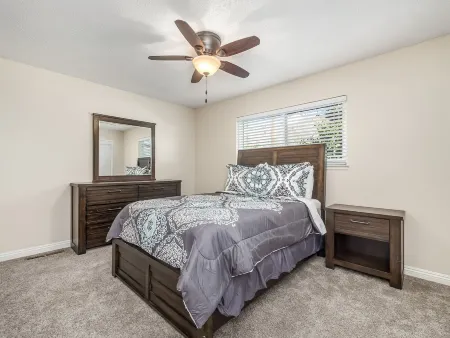 Clovis House with Foosball, 2-Car Garage! Отели рядом с достопримечательностью «Sierra Vista Kiosk - Fresno County Public Library»