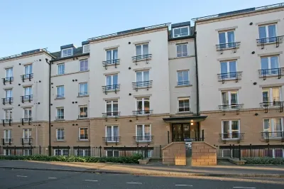Welcoming, spacious, accessible, City Centre apt, with parking and wifi. Hotel a Broughton
