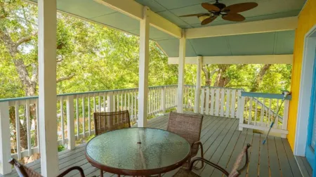 Spacious Waterfront Treehouse 2BR & 2Baths