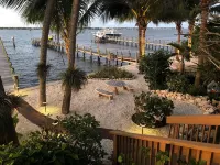 Roonie's Periwinkle Cottage -  waterfront- 2 bikes - downtown Stuart