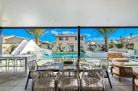 Palm Palace: 11 beds, sleeps 21, Waterslide & Golf Hotels in Coachella