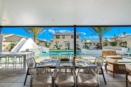 Palm Palace: 11 beds, sleeps 21, Waterslide & Golf