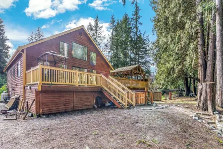 Riverfront w/Cedar Hot tub, Sauna, Movie Theatre