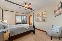 Upscale Lakefront Table Rock Cabin with nearby Launch