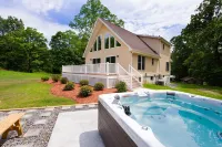 Welcome to Twin Creeks. A brand-new Chalet with hot tub,WiFi, and AC on 32 acres