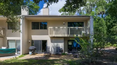 Spacious 4Bd, 3BA Pets Welcome! Pool, Tennis, Pickleball, Golf, Bike to Beach Hotels near Coligny Beach Park