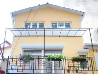 Yard Hostel & Coffee Hotels near General's House
