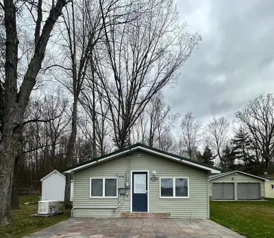 Open Concept Wooded Retreat Along the Muskegon River - Fishing, Boating, Ferris