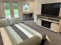 4 bedroom home, View and Access to Lake Tawas. Kayaks. Sleeps 9. King Bed.