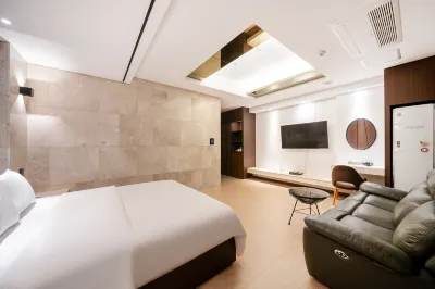 Hotel Artheim Hotels near Nokdong Station