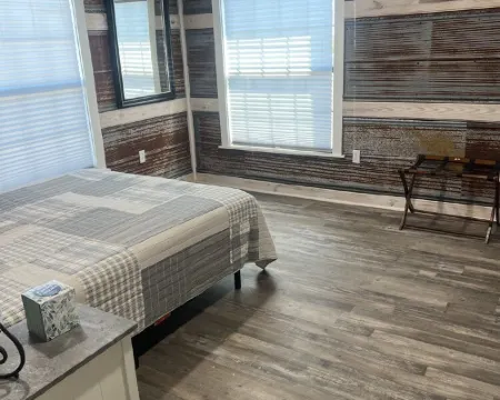 The Yellow Rose, Near the Square, Renovated & in the Heart of the Hill Country 梅森酒店