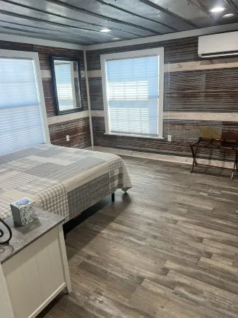 The Yellow Rose, Near the Square, Renovated & in the Heart of the Hill Country Отели в г. Mason