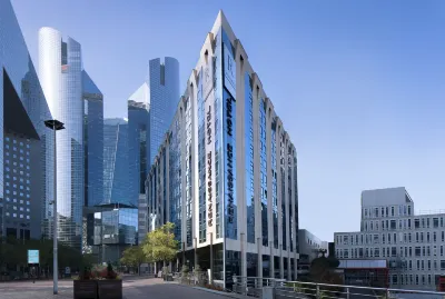 Renaissance Paris la Defense Hotel Отели рядом с достопримечательностью «Naturoscope»