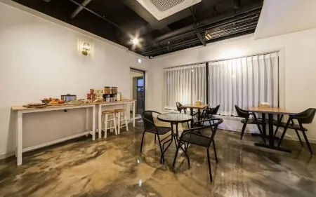 Vallas Hotel & Guest House Отели рядом с достопримечательностью «Пхоханский университет науки и технологии»