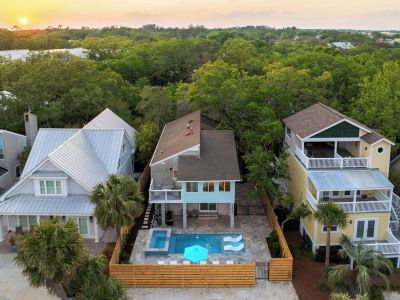 The Breeze: Pool + HotTub + Steps to Beach + Top Restaurants