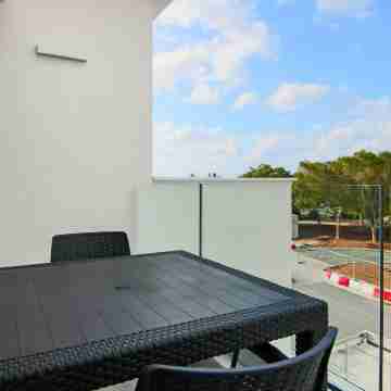 Phaedrus Living: Seaside Executive Flat Harbour 205 Others