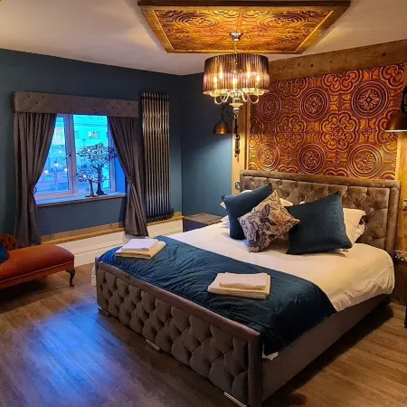 The Waterside Bar, Rooms & Restaurant Отели рядом с достопримечательностью «BBC Salford Quays»