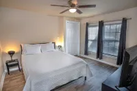 Nice 3B 2BA Near Downtown 2 Min Atandt Center Hotels near H-E-B