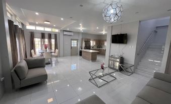 Glencoe Townhome with Loft Jacuzzi and Pool