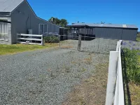 Farm cottage in 2.3 acres. Fully renovated for your comfort. Hoteles en Orbost