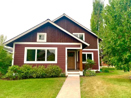 Cozy 3 bedroom home just 5min from downtown Whitefish Отели в г. Уайтфиш