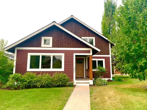 Cozy 3 bedroom home just 5min from downtown Whitefish Hotels in Whitefish