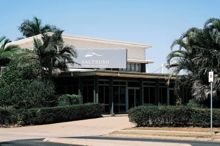 The Mayfair Emerald Отели в г. Эмеролд