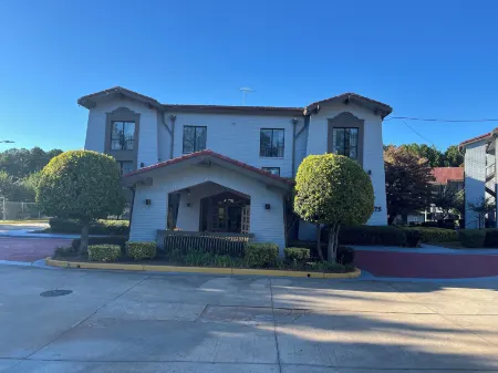 Guest Inn & Suites Отели рядом с достопримечательностью «Парк Бетти Молдин»