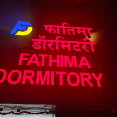 Fathima Dormitory Отели рядом с достопримечательностью «Пляж Версова»